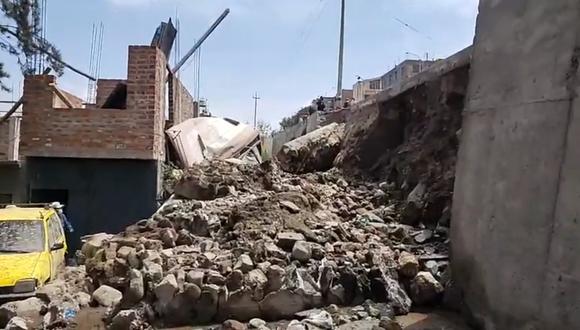 Arequipa: Muro de contención se derrumba y aplasta una custer de madrugada (Foto: captura de pantalla | Municipalidad de Paucarpata)