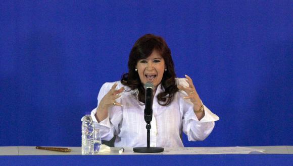 La vicepresidenta de Argentina, Cristina Fernández de Kirchner, saluda durante una reunión organizada por la Unión de Trabajadores Metalúrgicos (UOM) en Pilar, provincia de Buenos Aires, el 4 de noviembre de 2022. (Foto de JUAN MABROMATA / AFP)