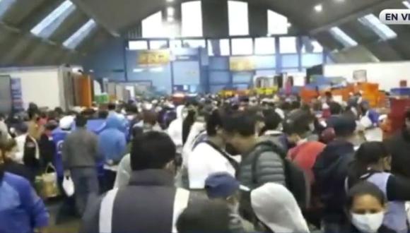 Reportan masiva asistencia de personas dentro del terminal pesquero de VMT durante este Viernes Santo por Semana Santa. (Captura: RPP)