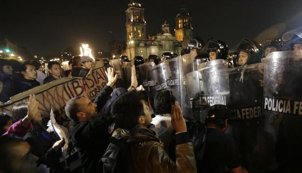 Los disturbios, que se produjeron primero cerca del aeropuerto y luego frente al Palacio Nacional, fueron protagonizados por algunos jóvenes encapuchados, (Reuters)