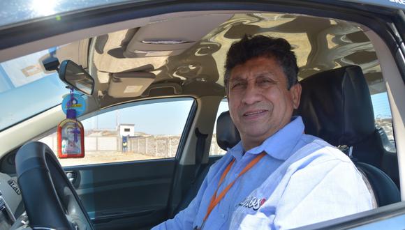 Don José Herrera, de 61 años, creó, hace tres años, la empresa social que formaliza el trabajo de los adultos mayores Vamos, dedicada al servicio de taxi-aeropuerto en Piura. (Difusión)