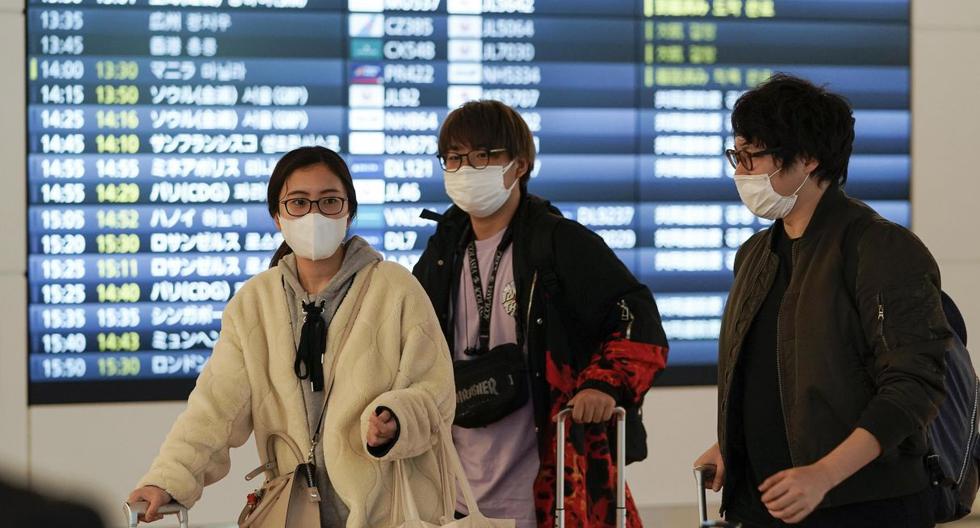 Pasajeros con máscaras son vistos en el Aeropuerto Internacional de Tokio en Japón. (EFE).