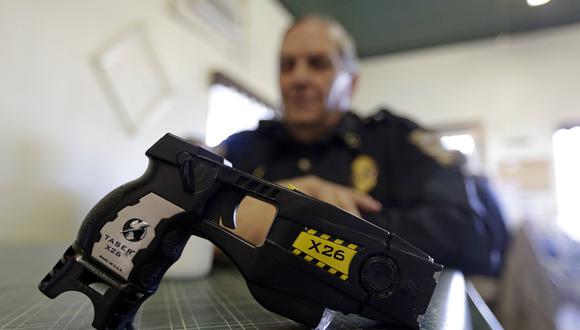 Una pistola de electrochoque o 'taser' como esta fue usada para aturdir a la niña. (Foto: AP)
