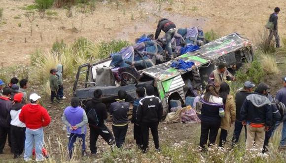 Tragedia. Minibús se precipitó a un abismo de 400 metros. (Andina)