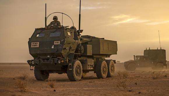 Un vehículo lanzador del Sistema de Cohetes de Artillería de Alta Movilidad (HIMARS) M142 de EE. UU. conduce durante el ejercicio militar  en la región de Grier Labouihi, en el sureste de Marruecos, el 21 de junio de 2022. (Foto de FADEL SENNA / AFP)