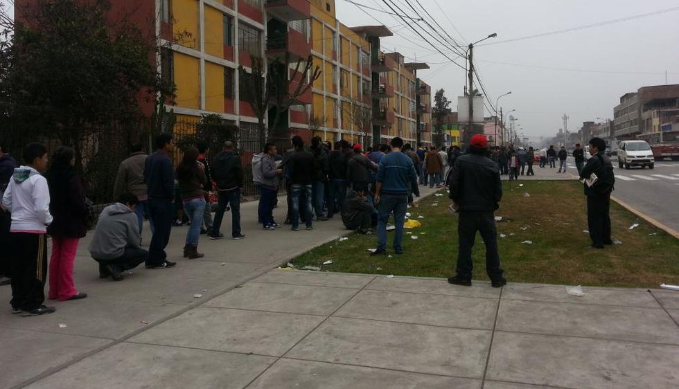 Las colas se alargan por varias cuadras alrededor del estadio de La Victoria. (Carlos Lara P.)