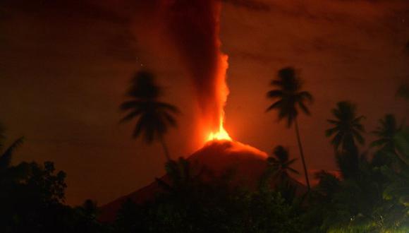 Debido a la erupción efusiva existe la posibilidad de que se incremente la energía del volcán y que se generen flujos piroclásticos en sus barrancas en las próximas horas. (Foto: EFE)