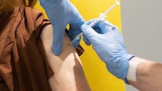 México estudia caso de doctora hospitalizada tras recibir vacuna contra el COVID-19 