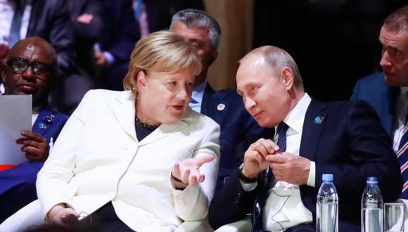 Los dos dirigentes hablaron por teléfono "a iniciativa alemana" para abordar el "peligroso incidente" que tuvo lugar el domingo en el mar Negro con Ucrania. (Foto: AFP)
