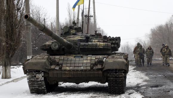 Los militares de las Fuerzas Militares de Ucrania ocupan una posición en la región de Lugansk el 11 de marzo de 2022. (Foto de Anatolii Stepanov / AFP)