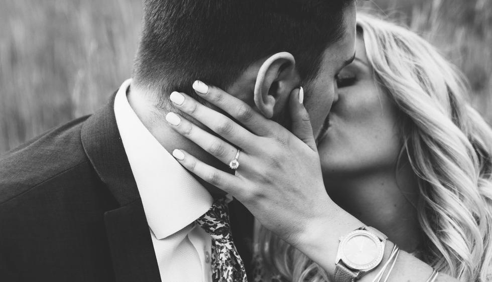 Laura Stampler es la sorprendida y emocionada mujer que aceptó casarse entre lágrimas, risas, abrazos y muchos ladridos. (Foto: Pixabay)