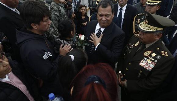 Dolor. Familiares de Gálvez Pareja exigieron justicia a ministro de Defensa.