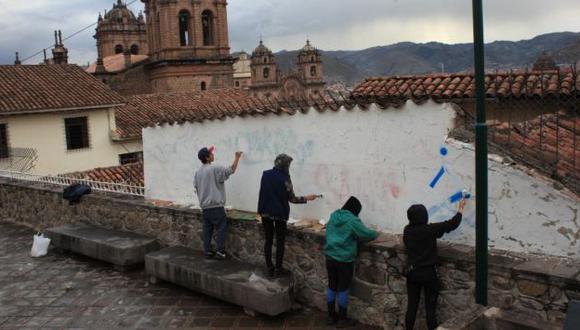 Migraciones expulsa a cuatro extranjeros por pintas en centro histórico del Cusco. (Andina)