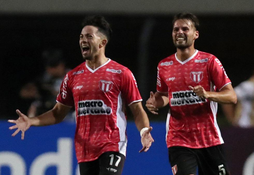 Santos, de Christian Cueva, quedó fuera de Copa Sudamericana tras perder ante River Plate de Uruguay. (Reuters)