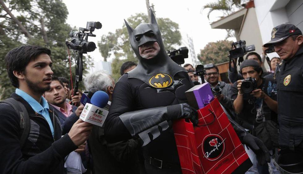 ‘Batman’ llegó hasta la casa de PPK en San Isidro para felicitarlo por haber sido elegido presidente. (Anthony Niño de Guzmán)