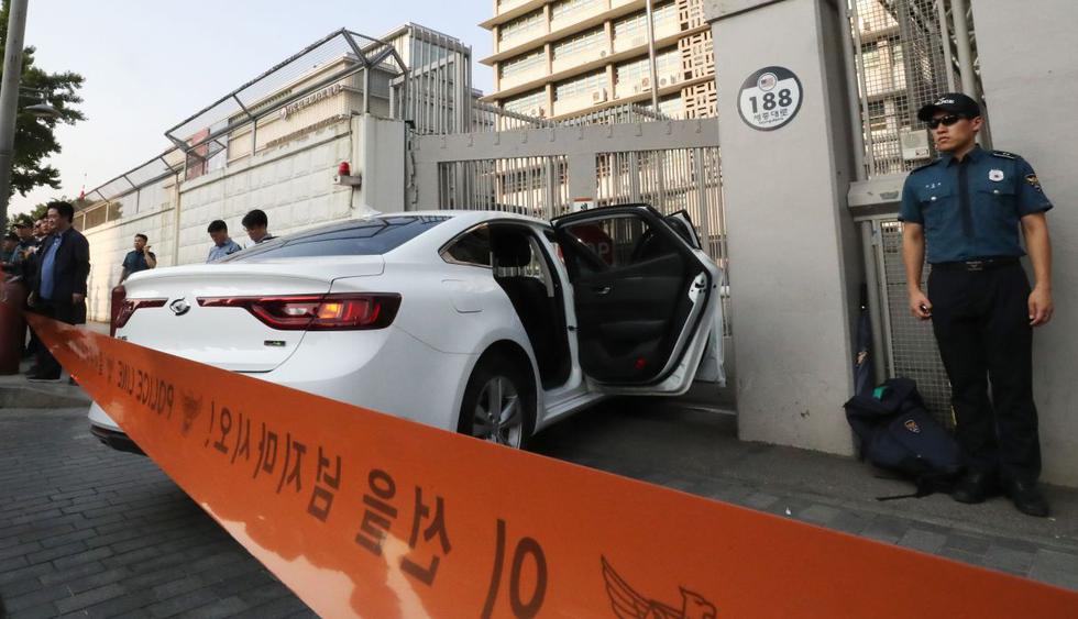 Hombre es detenido tras impactar su vehículo contra embajada de EE.UU. en Seúl. (Foto: AFP)