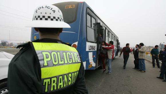 NI SE SINTIÓ. Conforme pasaron las horas, la circulación de buses y combis se normalizó. (Rochi León)