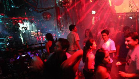 "Las discotecas son un centro donde se pueden expandir y propagar los virus y por precaución creo que no debían ser autorizadas", opina el exministro de Salud Óscar Ugarte. (Foto archivo referencial: Andina)