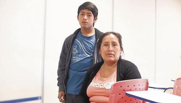En espera. Yeni Chiquez apela a la solidaridad. Su hijo Jonatan está en diálisis desde hace cuatro años y necesita un trasplante de riñón. (César Campos/Perú21)