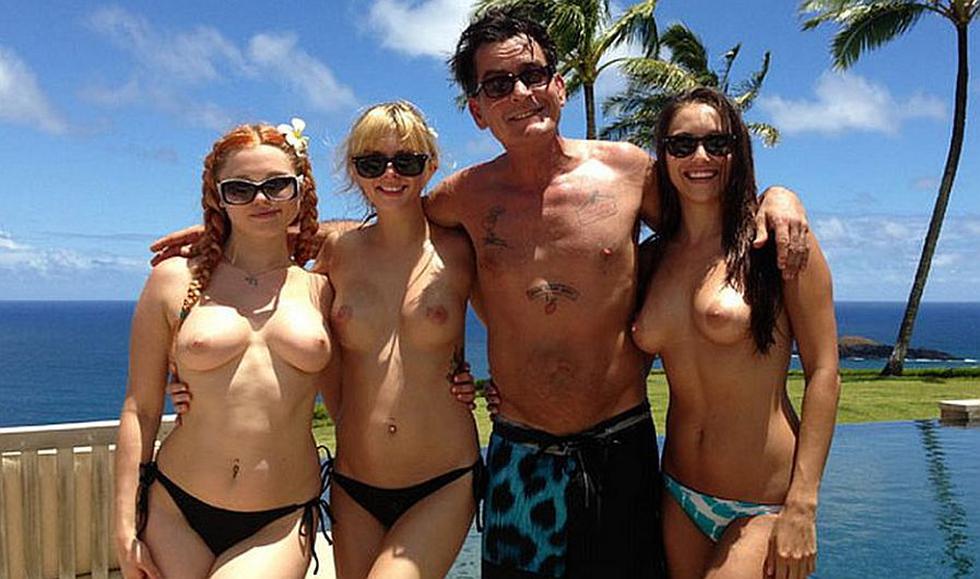 Charlie Sheen disfrutó unas vacaciones en Hawaii acompañado de tres estrellas del cine porno. (The Sun)
