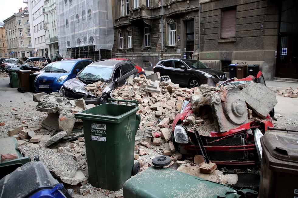 Automóviles destruidos por la caída de escombros en las calles del centro de Zagreb, después de un sismo sacudiese el país. (Foto: AFP)