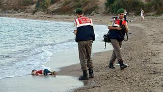 La historia detrás de la foto: ¿Por qué hay niños muertos en las costas de Europa?