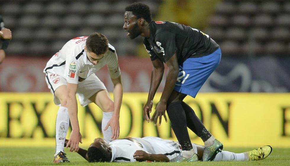 Patrick Ekeng, jugador camerunés del Dínamo de Bucarest, murió tras desplomarse en pleno partido. (AP)