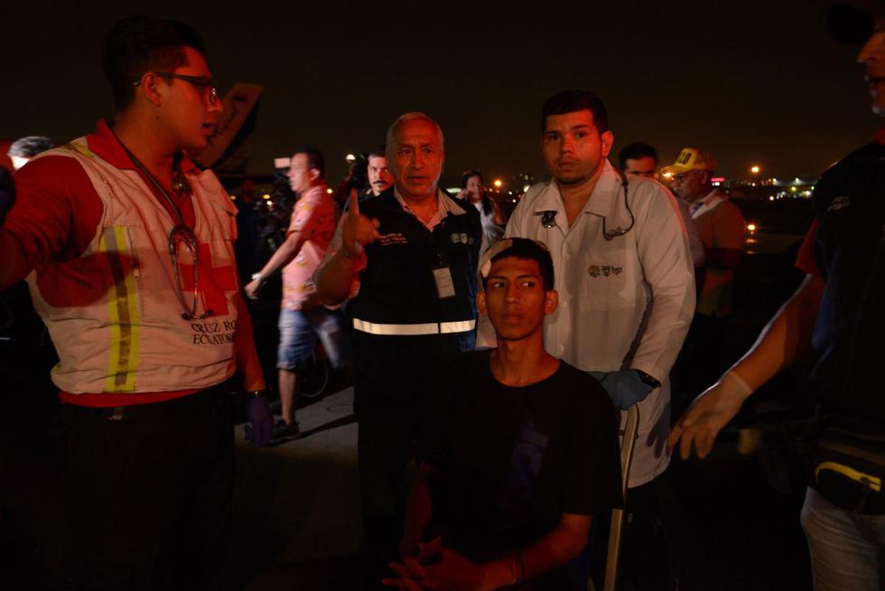 Los hinchas del Barcelona, los cuales resultaron heridos en un accidente de tránsito en Perú, son atendidos por un equipo médico, a su llegada a la pista de aterrizaje de Aeropolicial, en Guayaquil, Ecuador. (EFE).