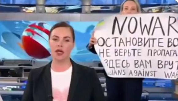 Esta captura de video tomada el 15 de marzo de 2022 muestra a la editora de Russian Channel One, Marina Ovsyannikova, sosteniendo un cartel que dice "Detengan la guerra". (Foto: captura Twitter)