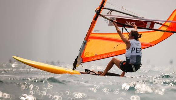 María Belén Bazo consiguió el puesto 13 en la modalidad de  RS:X de windsurf femenino de vela. (Foto: EFE)