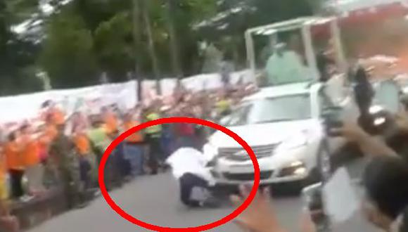 Colombia: 'Papamóvil' casi atropella a sujeto que invadió la ruta del papa Francisco. (Facebook)