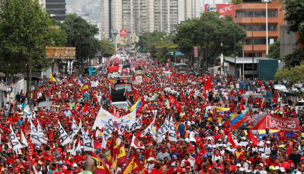 Miles de simpatizantes chavistas marcharon en Caracas para rechazar "atentado" contra Maduro. | Foto: Reuters