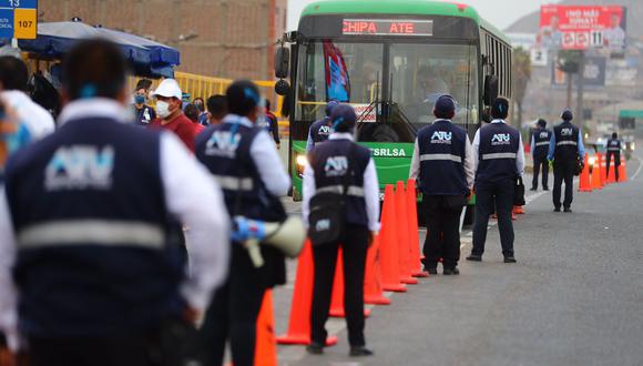 Fiscalizadores de la ATU se desplegaron en diversos paraderos de Lima y Callao para poner orden durante el paro de transportistas. (Foto: Hugo Curotto / @photo.gec)