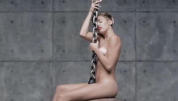 Miley Cyrus se luce sin ropa durante una demolición. (YouTube)