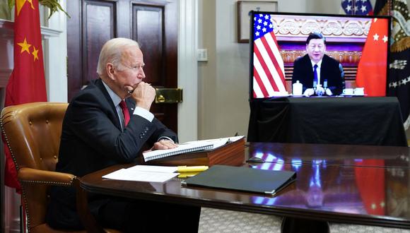 En esta foto de archivo tomada el 15 de noviembre de 2021, el presidente de los Estados Unidos, Joe Biden, se reúne con el presidente de China, Xi Jinping, durante una cumbre virtual desde la Sala Roosevelt de la Casa Blanca en Washington, DC. (Foto de MANDEL NGAN / AFP)