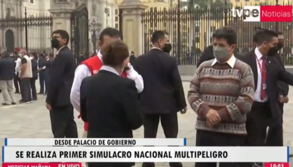 Pedro Castillo acompañado por Elvia Barrios y Félix Chero fuera de Palacio de Gobierno. (TV Perú)