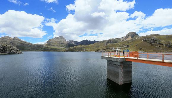 Lima no construye reservorios nuevos desde hace décadas. Una vergüenza. Un reservorio lleno: Huascacocha no puede ser utilizado por temas judiciales., señala el columnista.  (Foto: El Comercio)