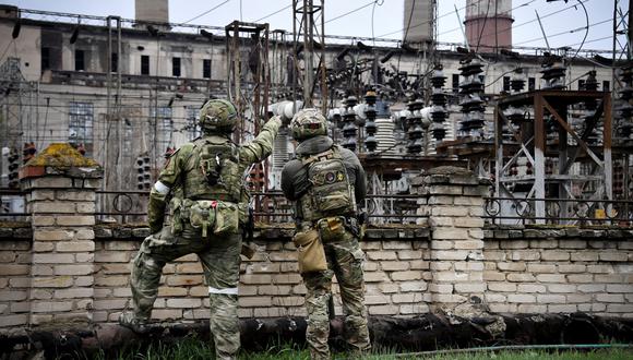 En esta imagen tomada el 13 de abril de 2022, soldados rusos montan guardia en la central eléctrica de Lugansk en la ciudad de Shchastya. (Foto de Alexander NEMENOV / AFP)
