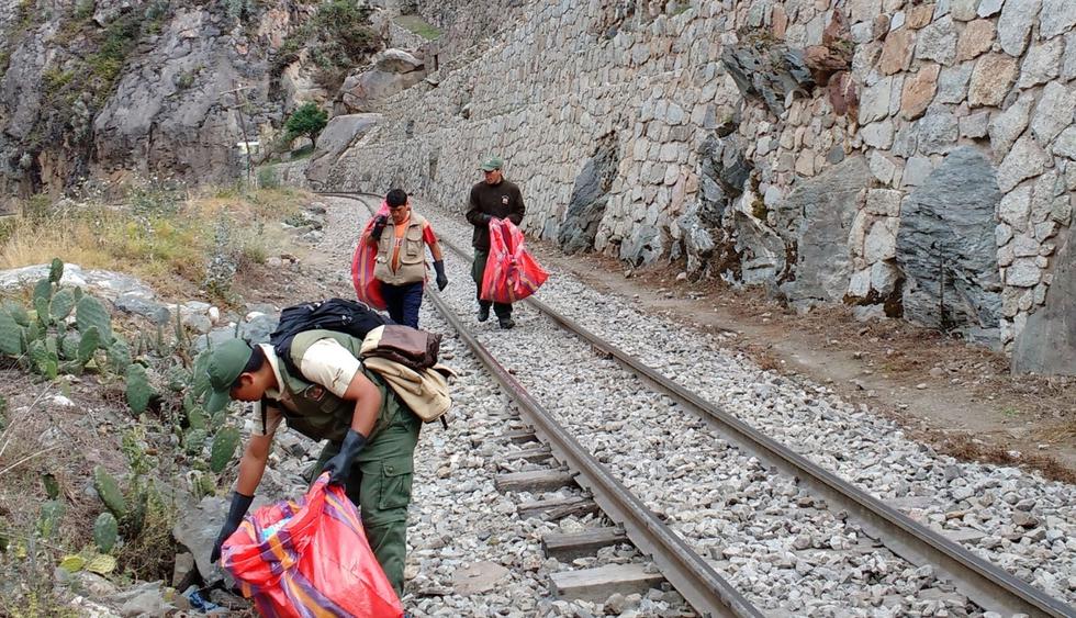 Limpieza se da entre los kilómetros 22 y 122 de la línea férrea que va de Cusco a Machu Picchu. (Foto: Difusión)&nbsp;