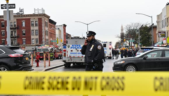 Miembros del Departamento de Policía de Nueva York y vehículos de emergencia llenan las calles después de que al menos 13 personas resultaran heridas durante un tiroteo en hora pico en una estación de metro en el distrito de Brooklyn de Nueva York. (Foto: ANGELA WEISS / AFP)