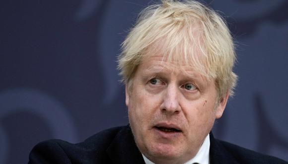 El primer ministro británico, Boris Johnson, pronuncia un discurso sobre inmigración en el aeropuerto de Lydd, en el sureste de Inglaterra, el 14 de abril de 2022. (Foto: Matt Dunham / POOL / AFP)
