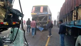 Choque múltiple deja cuatro muertos y 12 heridos en Arequipa