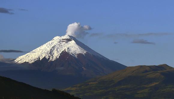 El volcán Cotopaxi emite vapor de agua y gases visto desde Quito el 31 de mayo de 2018. (Foto de Rodrigo BUENDIA / AFP)