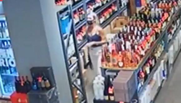 Las cámaras de seguridad de una vinoteca en Nordelta captaron a una mujer robando un frasco de pepinos. (Foto: captura Twitter)