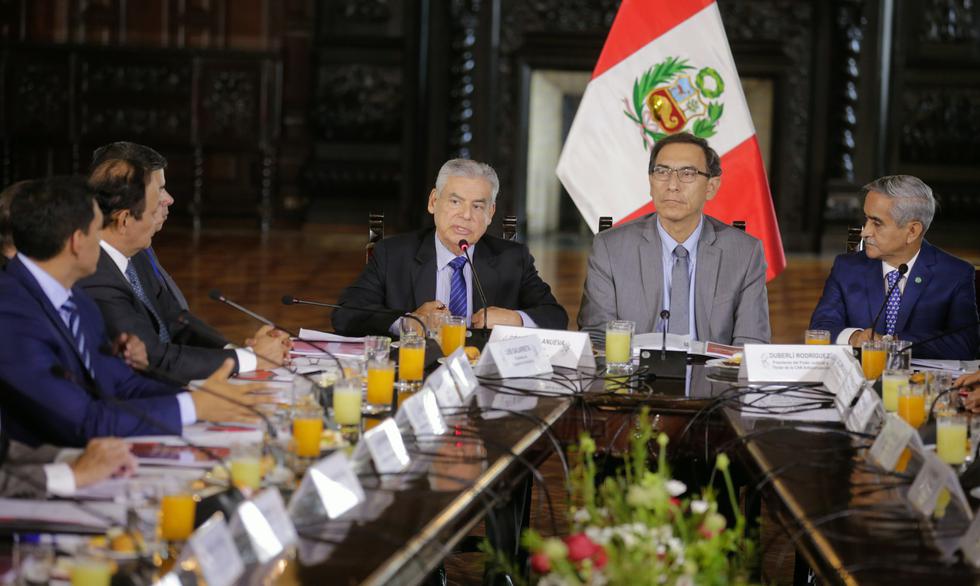 El presidente de la República Martin Vizcarra lidera la trigésima primera sesión de la Comisión de Alto Nivel Anticorrupción (CAN) junto al premier César Villanueva. (PCM)