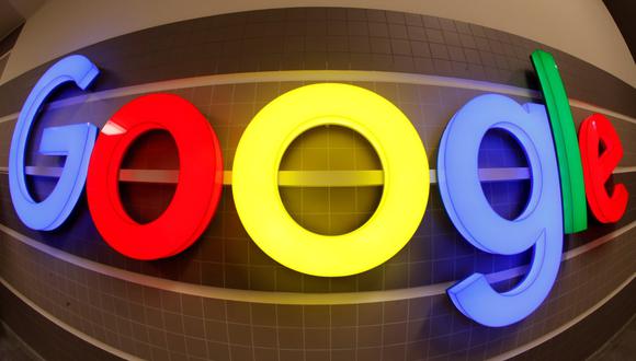 Se ve un logotipo de Google iluminado dentro de un edificio de oficinas en Zúrich, Suiza, el 5 de diciembre de 2018. (REUTERS/Arnd Wiegmann).