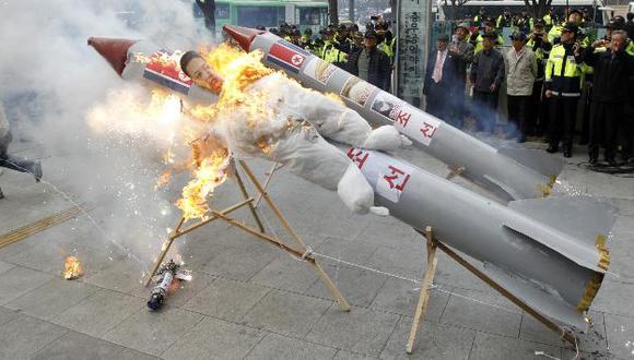 En Corea del Sur, manifestantes quemaron imitaciones del misil lanzado por Pyongyang. (Reuters)