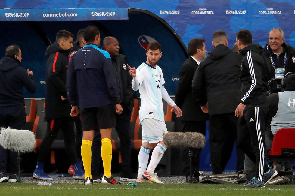 Lionel Messi y Gary Medel tuvieron un 'encontronazo'. Ambos fueron expulsados. (Foto: AP)