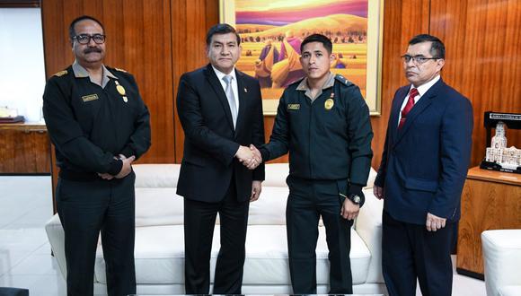 El ministro del Interior, Carlos Morán, se reunió con el agente Evert Cueva Cueva y le expresó su respaldo. (Mininter)