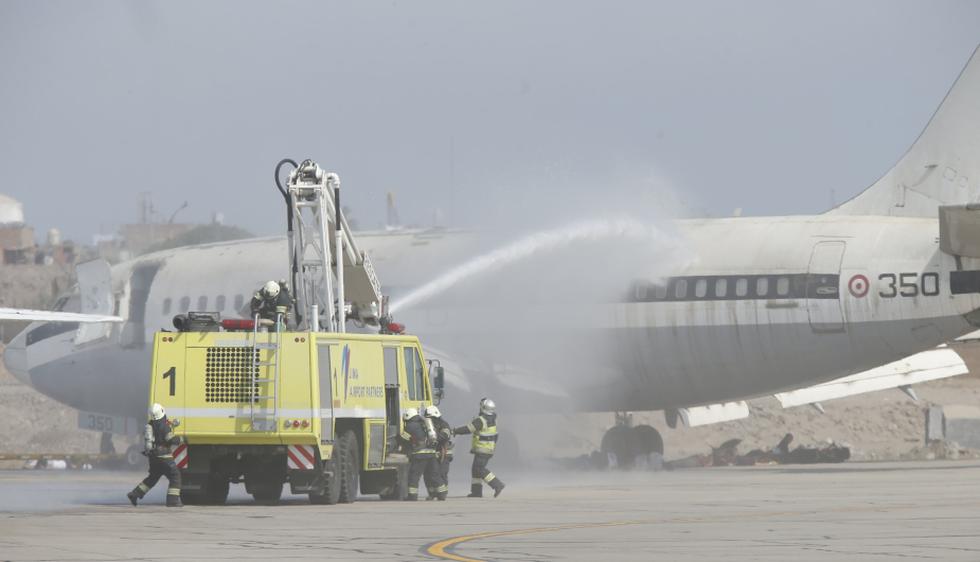 Ejercicio preventivo simuló un choque entre dos naves en la pista de aterrizaje del aeropuerto. (César Fajardo/Perú21)